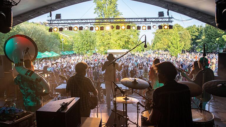 Bereits 2021 hat die Band The Magic Mumble Jumble dem Publikum beim U&amp;D in Würzburg eingeheizt. Sie ist auch diesem Jahr wieder auf den Würzburger Mainwiesen dabei.&nbsp;