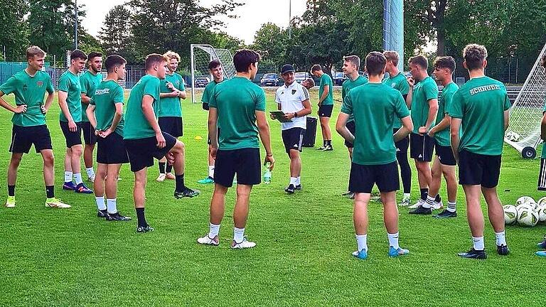 Vorbereitung auf das Pokalspiel bei den Würzburger Kickers: Die U 19 FC 05 Schweinfurt startet gleich mit einem Knaller in die neue Saison.