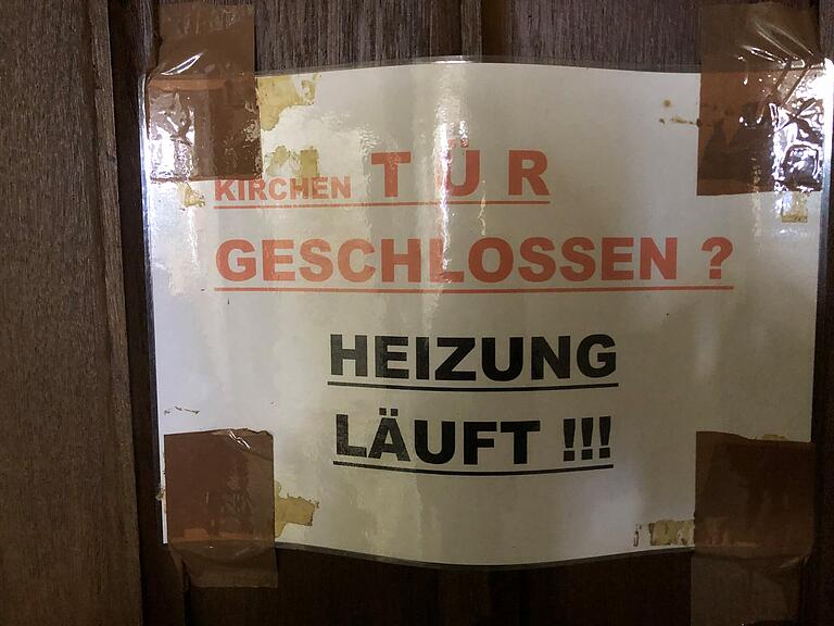 Türe zu, damit die Wärme in der Kirche bleibt. Ein Schild an der Kirche St. Kilian in Obertheres.&nbsp;