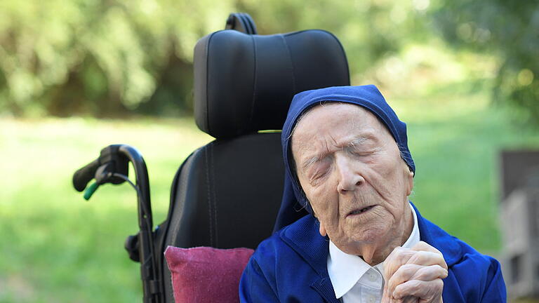 0000465703.jpg       -  Schwester André – Geburtsname Lucile Randon – auf einem Bild, das sie vor einem Jahr am Vorabend ihres 117. Geburtstags zeigt.