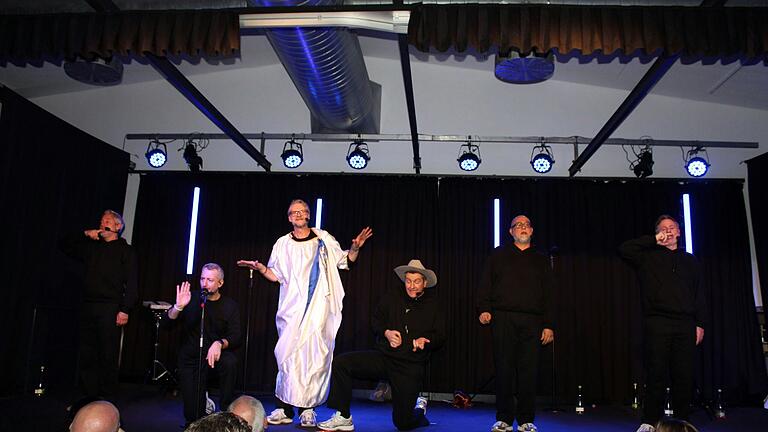 Mit ihrem aktuellen Programm 'Zukunftsmusik' boten 'Sixpack' dem Publikum eine 'digitale' Show mit viel Humor und Gassenhauern. Mit ihrem aktuellen Programm 'Zukunftsmusik' boten 'Sixpack' dem Publikum eine 'digitale' Show mit viel Humor und Gassenhauern.