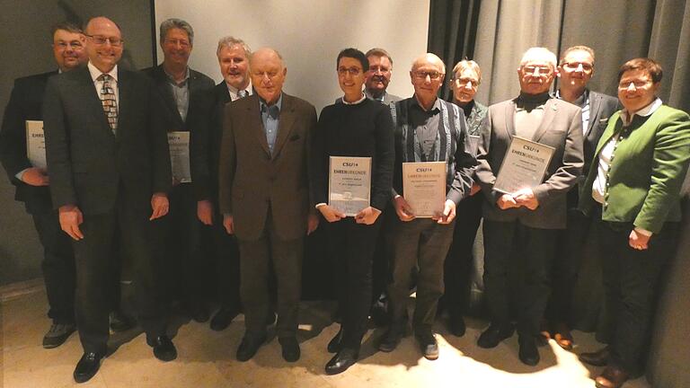 Bei der Hauptversammlung des CSU-Ortsverbands Mellrichstadt wurden Mitglieder für langjährige Mitgliedschaft geehrt: (ab Zweiter von rechts) Christian Herbig, Ferdinand Kraus, Christel Heid, Wolfgang Strohmenger, Horst Zoch und Alexandra Gensler sowie Klaus Reder (Dritter von links) und Carl-Christian Bittorf (links). Ihnen gratulierten der nominierte Bürgermeisterkandidat Frank Vetter (Zweiter von links), Landtagspräsident a. D. Johann Böhm (Fünfter von links) und die CSU-Kreisvorsitzende Birgit Erb (rechts).