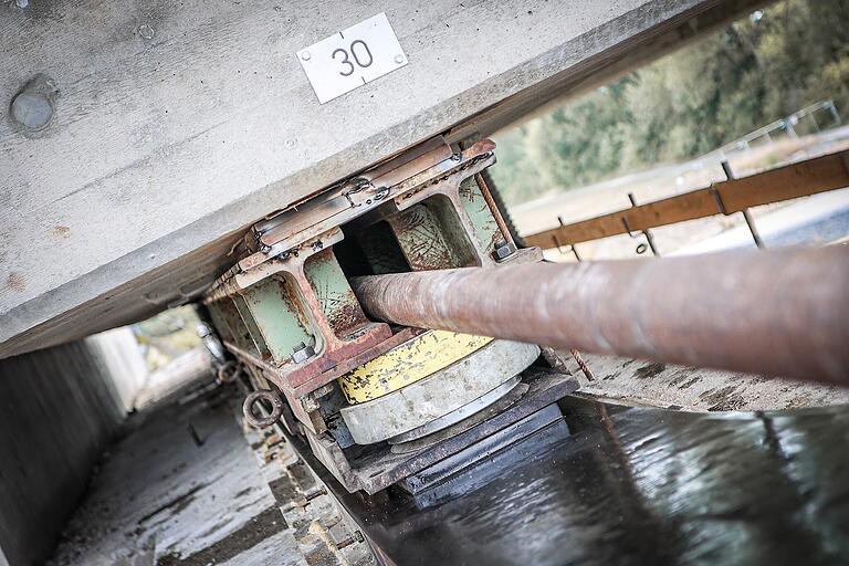 Die Verschubbahn, darüber der Schlitten. Durch ihn führt die Stange, die das Bauwerk hydraulisch in Richtung Endposition zieht.&nbsp;