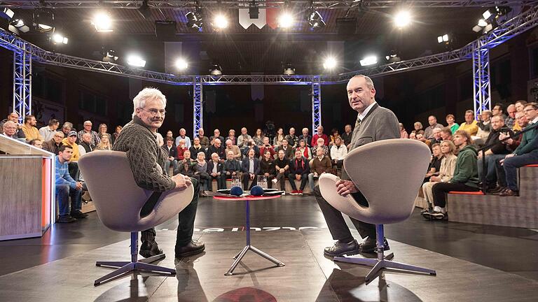 Etwa 120 Menschen diskutierten am Mittwoch live mit Richard Mergner (links, Landesvorsitzender BUND Naturschutz Bayern) und Hubert Aiwanger (Freie Wähler), bayerischer Wirtschaftsminister.