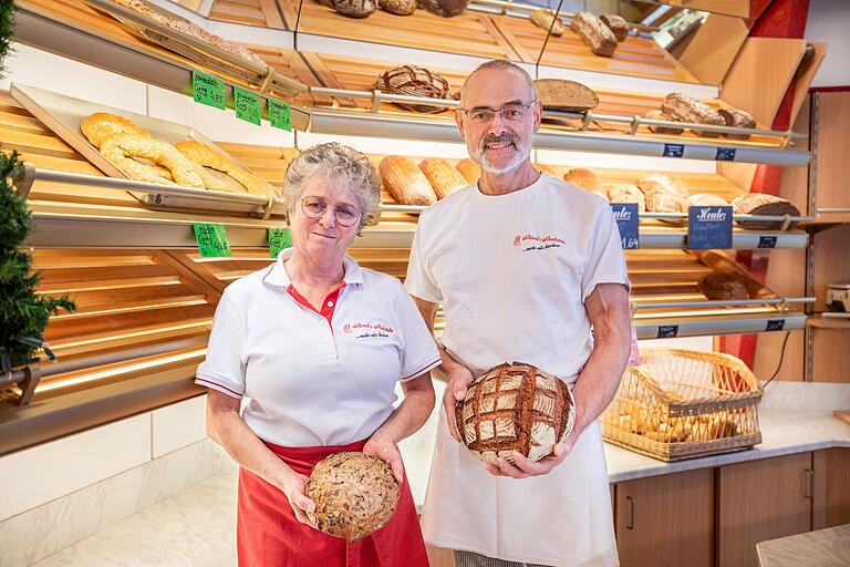 Sagen Danke an die Kundinnen und Kunden: Bäckermeister Harald Blank und Mitarbeiterin Petra Simon.