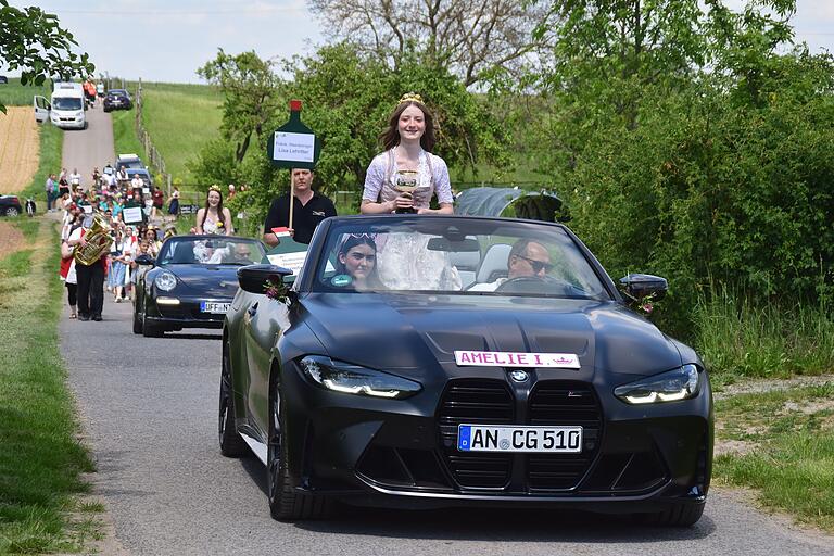 Weinprinzessin Amelie I. durfte ebenso im Cabrio fahren wie hinter ihr die Fränkische Weinkönigin Lisa Lehritter.