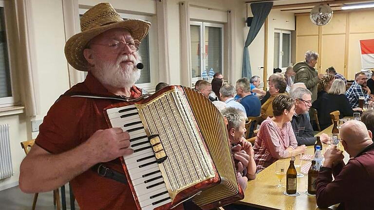 Nach dem deftigen Kesselfleischessen, brachte Wolfgang Müller auf seiner 'Quetschn' beim anschließenden Wirtshaussingen mächtig Stimmung ins Sportheim.