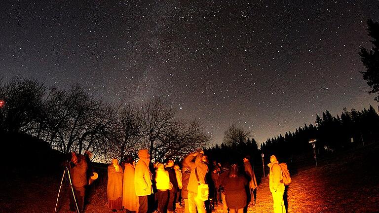 Diese herrliche Aufnahme des Rhöner Sternenhimmels gelang im Dezember 2016 im Schwarzen Moor Andreas Hänel, der Mitglied des Vereins Sternenpark Rhön ist.