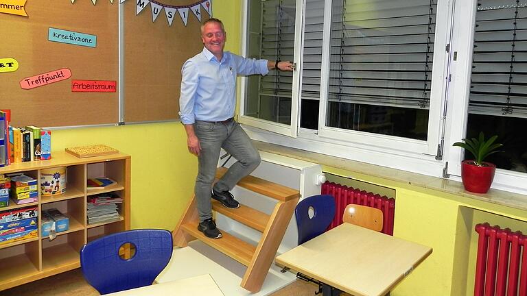 Eine durchdachte Einrichtung für die Sicherheit der Burgläurer Schüler im Brandfall. Bürgermeister Marco Heinickel steht auf der ausklappbaren Treppe, über die man über das offene Fenster zur Feuertreppe gelangt.