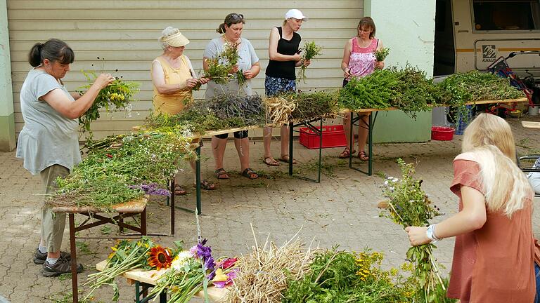 Beim Binden der Kräutersträuße auf dem Hof der Familie Altenhöfer in Hausen: Die duftenden Kräuter und Blumen waren für das Patrozinium der Wallfahrtskirche Fährbrück bestimmt.