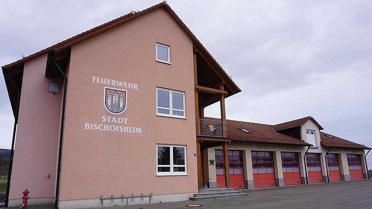 Die Fahrzeuge der Bischofsheimer Feuerwehren werden in den nächsten Jahren ersetzt. Das Investionsvolumen beträgt rund eine Million Euro. Foto: Marion Eckert - Die Fahrzeuge der Bischofsheimer Feuerwehren werden in den nächsten Jahren ersetzt. Das Investionsvolumen beträgt rund eine Million Euro. Foto: Marion Eckert Die Fahrzeuge der Bischofsheimer Feuerwehren werden in den nächsten Jahren ersetzt. Das Investionsvolumen beträgt rund eine Million Euro. Foto: Marion Eckert - Die Fahrzeuge der Bischofsheimer Feuerwehren werden in den nächsten Jahren ersetzt. Das Investionsvolumen beträgt rund eine Million Euro. Foto: Marion Eckert