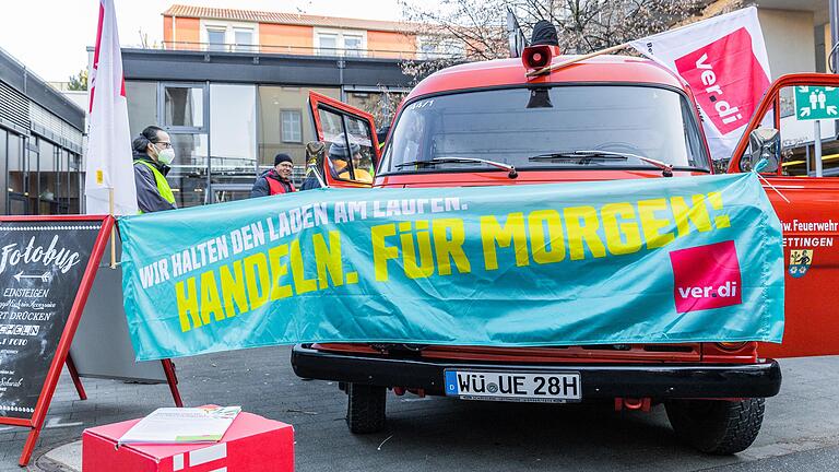 'In der Behindertenhilfe brennt's.' Mit diesem Gedanken und einem alten Feuerwehrauto als Symbol wollten die Beschäftigten des Blindis in Würzburg auf ihre Unzufriedenheit hinweisen.