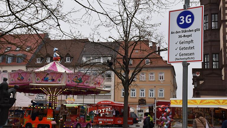 Diese Schilder, wie sie von Donnerstag bis Samstag noch für den Verkaufsbetrieb am Fischmarkt gelten, können am Sonntag weggeräumt werden, denn dann gibt es keine 3G-Regel mehr.