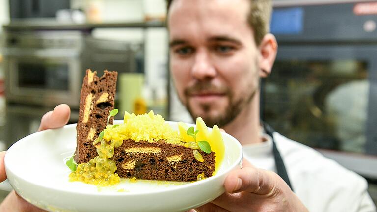 Sieht kompliziert aus? Sternekoch Daniel Schröder vom Restaurant Kuno im Hotel Rebstock in Würzburg verrät ein einfaches Rezept für ein Dessert, das sich perfekt für den Valentinstag zu Hause eignet.&nbsp;&nbsp;