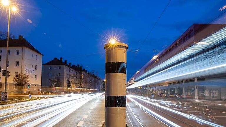 Eine Blitzsäule mit kombinierter Überwachung von Rotlicht und Geschwindigkeit an einer Ampelkreuzung. Foto: Daniel Karmann/dpa       -  Am 21. April fand in der Oberpfalz der Blitzermarathon 2023 statt. Wo Sie besonders aufpassen müssen, lesen Sie hier.