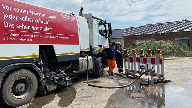 Eine Kehrmaschine reinigt die Ortsdurchfahrt von Tiefenthal. Etwa alle 20 Minuten tankt sie 4000 Liter Wasser, um damit die Straße zu säubern. Eine Kehrmaschine reinigt die Ortsdurchfahrt von Tiefenthal. Etwa alle 20 Minuten tankt sie 4000 Liter Wasser, um damit die Straße zu säubern.