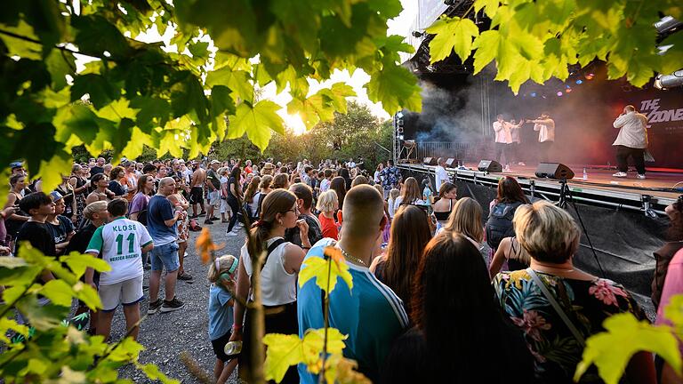 Der idyllische Platz am Saupurzel über Karlstadt ist am Wochenende Festivalgelände. (Archivbild)