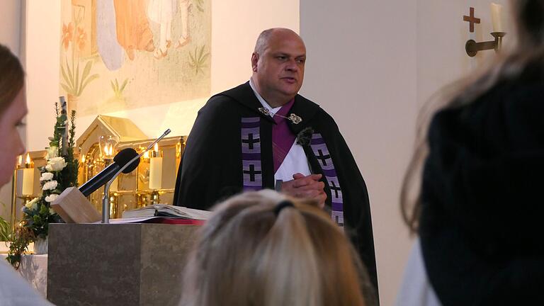 Diakon Thorsten Hueller hielt den Trauergottesdienst. Diakon Thorsten Hueller hielt den Trauergottesdienst.