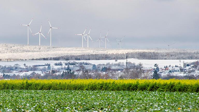 Die Rotoren hier scheinen rund zu laufen: Das Windaufkommen im Windpark im Sailershäuser Wald übertrifft die Erwartungen der Betreiberinnen und Betreiber.