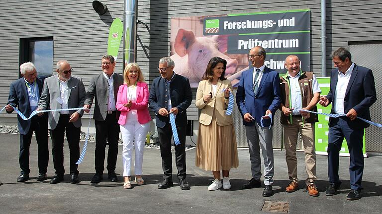 Das Band zur Einweihung des neuen Versuchsschlachthauses in Schwarzenau durchschnitten die bayerische Landwirtschaftsministerin Michaela Kaniber (4. von rechts) und die Ehrengäste aus Politik und Staatsgut.