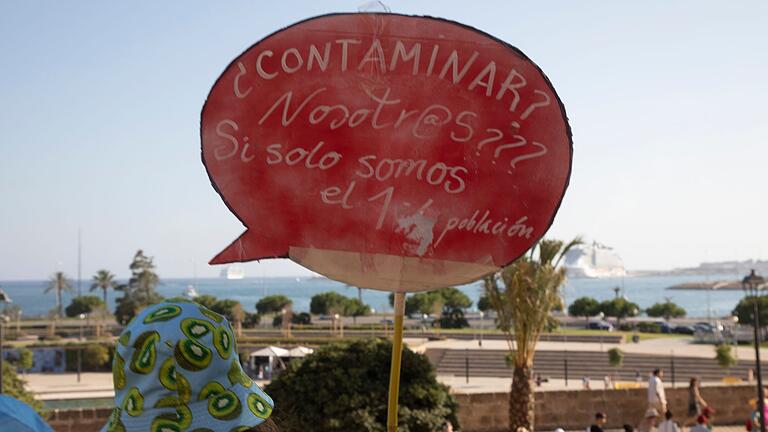 Protest gegen Massentourismus auf Mallorca       -  Auf Mallorce soll es neue Proteste gegen Massentourismus geben. In der deutschen Politik ist die Meinung geteilt. (Archivbild)