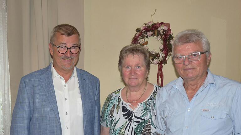 Christa und Friedrich Dürr aus Ebersbrunn sind seit 50 Jahren verheiratet. Dazu gratulierte Geiselwinds Bürgermeister Ernst Nickel.