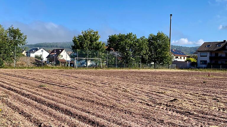 Bei schlechten Platzverhältnissen spricht man im Fußball gerne mal von einem Acker. In Himmelstadt fühlt man sich beim Anblick dieses Sportplatzes dieser Tage bestätigt.