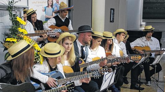 Die Studierenden selbst gestalteten den musikalischen Rahmen der Jubiläumsfeier an der FAKS. Sie überzeugten als Gitarren-Ensemble ebenso wie als fulminanter Chor.