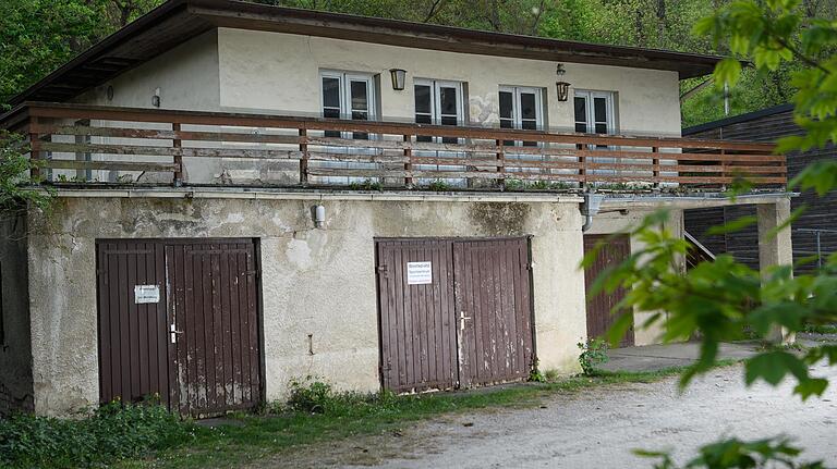 Es bröckelt an allen Ecken: Blick auf das marode Bootshaus. Mit einer Crowdfunding-Aktion will der Förderverein Hochschulsport der Universität Würzburg eine Million Euro zusammenbringen, die für den Ersatzbau des Bootshauses der Ruderer benötigt werden.