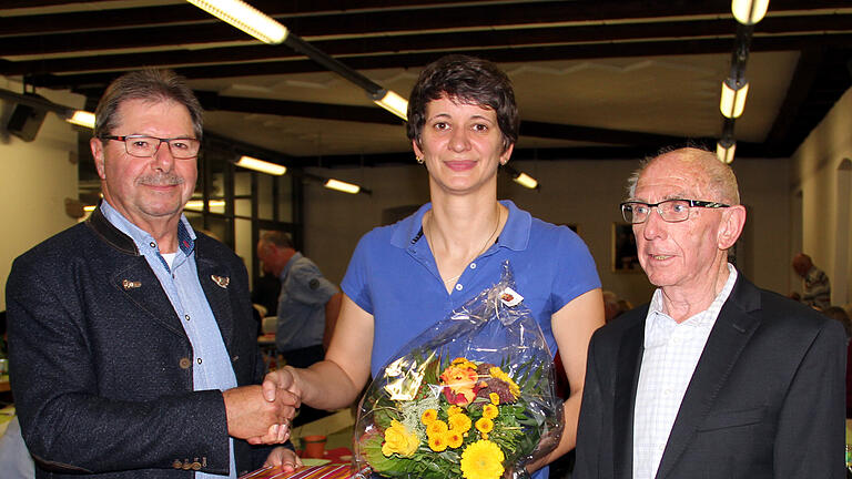 Beim Fränkischen Abend des Heimat- und Kulturvereines Lauda drehte sich diesmal alles um 800 Jahre Deutscher Orden mit einem Blick in die umfangreiche Geschichte durch Dr. Katharina Kemmer, eingerahmt vom Vorsitzenden Werner Hellinger (links) und seinem Stellvertreter Karl von Baumbach. Beim Fränkischen Abend des Heimat- und Kulturvereines Lauda drehte sich diesmal alles um 800 Jahre Deutscher Orden mit einem Blick in die umfangreiche Geschichte durch Dr. Katharina Kemmer, eingerahmt vom Vorsitzenden Werner Hellinger (links) und seinem Stellvertreter Karl von Baumbach.