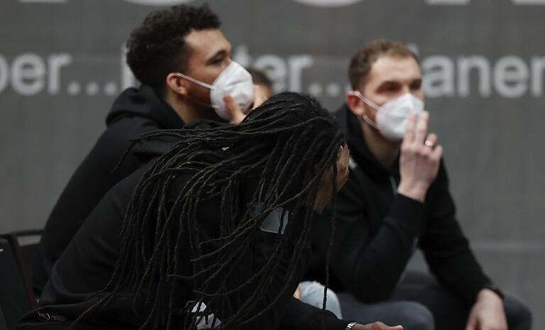 Das Baskets-Lazarett: Rob Lowery (vorne), Brekkott Chapmann und Kapitän Felix Hoffmann.