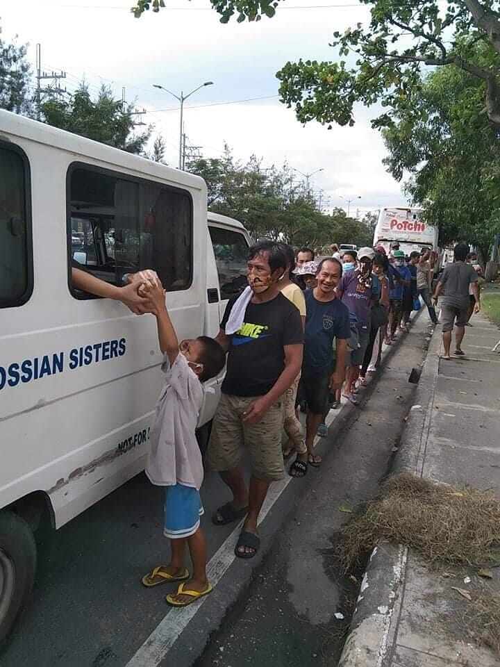 Die Mabuhay-Partnerinnen Canossa-Schwestern verteilen Lebensmittel an Bedürftige im Slum Tondo in Manila.