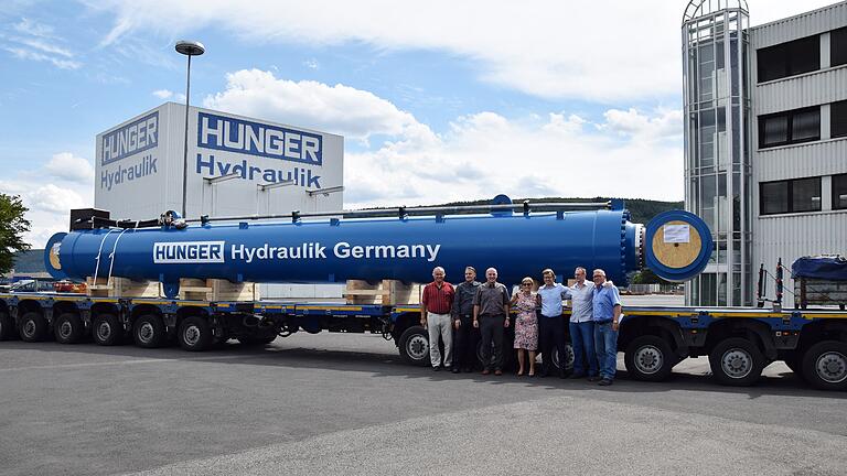 Lohr: Ein in der Firma Hunger Hydraulik hergestellter Großzylinder 2016. Mit dabei: Ingrid (4.v.l.) und Jan Hunger (5.v.l.).