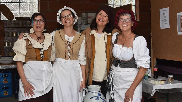 Gute Stimmung in den Ständen der Vereine. Nach der großen Planungsunsicherheit in der Vorbereitung konnte auch das schlechte Wetter die Stimmung nicht trüben. Mit Fettbroten oder Dresch- und Maschinebroten verwöhnte der Gesangverein Melomania die zahlreichen Gäste.