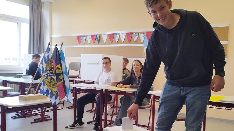 Luis Baunach aus der 10C bei der Stimmabgabe im Rahmen der Juniorwahl der Staatlichen Realschule Marktheidenfeld. Luis Baunach aus der 10C bei der Stimmabgabe im Rahmen der Juniorwahl der Staatlichen Realschule Marktheidenfeld.