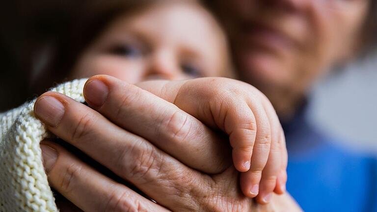 Oma mit Enkel.jpeg       -  Schweden ist als Vorreiter im Hinblick auf Kinderbetreuung bekannt. Nun gehen die Skandinavier einen weiteren Schritt und zahlen Elterngeld auch an Großeltern aus.