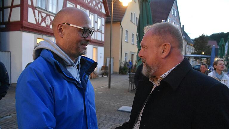 Landrat Thomas Eberth (rechts) gratuliert dem neuen Röttinger Rathauschef Steffen Romstöck.