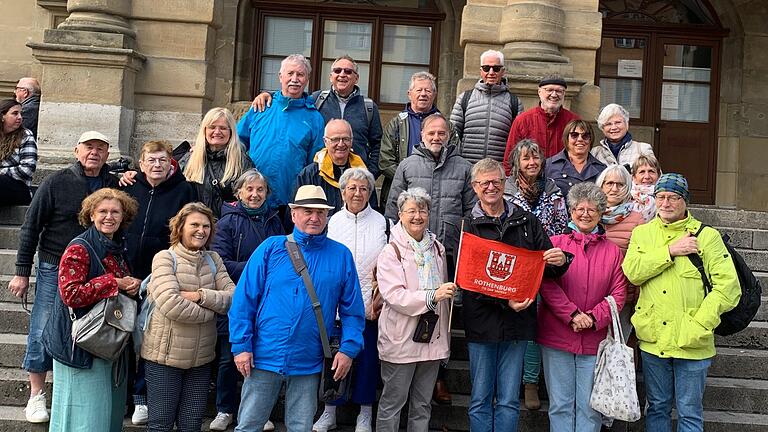 Das Foto zeigt die Gruppe von deutschen und französischen Teilnehmern der Eurojumelage auf den Stufen des Rothenburger Rathauses.