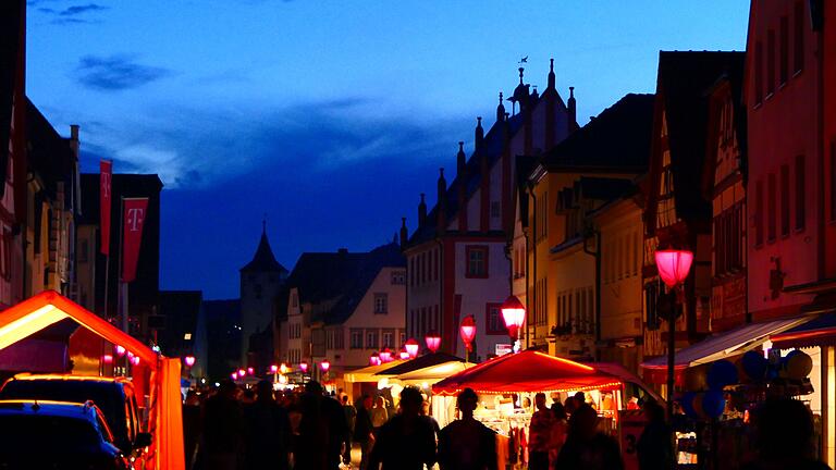 Ein ganz besonderes Ambiente herrscht besonder am Abend bei der vom AHA ausgerichteten Langen Einkaufsnacht. Ein ganz besonderes Ambiente herrscht besonder am Abend bei der vom AHA ausgerichteten Langen Einkaufsnacht.
