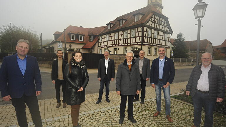 Die Vertreter der Gemeinden der 'Region Weinpanorama Steigerwald' bei ihrem Treffen in Michelau (von links): Michael Wolf, Thorsten Wozniak, Nicole Weissenseel-Brendler, Klaus Schenk, Herbert Fröhlich, Albrecht Dazer, Thomas Heinrichs und Manfred Schötz.