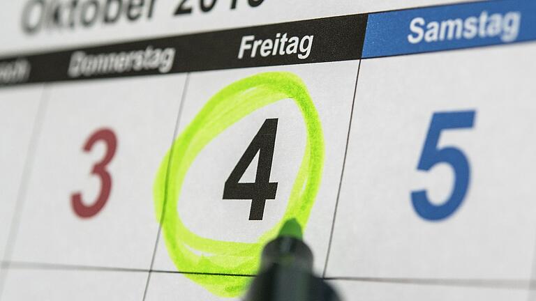 Kalender mit markiertem Brückentag.jpeg - Ist der Feiertag ein Donnerstag, kann mit einem Brückentag ein langes Wochenende werden. Kalender mit markiertem Brückentag.jpeg - Ist der Feiertag ein Donnerstag, kann mit einem Brückentag ein langes Wochenende werden.