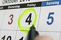 Kalender mit markiertem Brückentag.jpeg       -  Ist der Feiertag ein Donnerstag, kann mit einem Brückentag ein langes Wochenende werden.