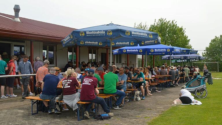 Festbetrieb am Sportgelände.