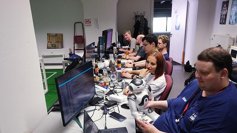 Leipziger Studenten bei Roboter-Fußball-WM - Das letzte Mal wurde die HTWK im Jahr 2018 in Montreal Weltmeister. Leipziger Studenten bei Roboter-Fußball-WM - Das letzte Mal wurde die HTWK im Jahr 2018 in Montreal Weltmeister.