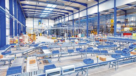 Vollautomatisch: Komplette Lagerlogistik- und Transport-Systeme arbeiten im Technologiezentrum von SSI Schäfer im Industriepark Klingholz zu Anschauungszwecken. Die installierten Anlagen dienen nicht nur der Kundenpräsentation, sondern werden auch einem Praxistest unterzogen.