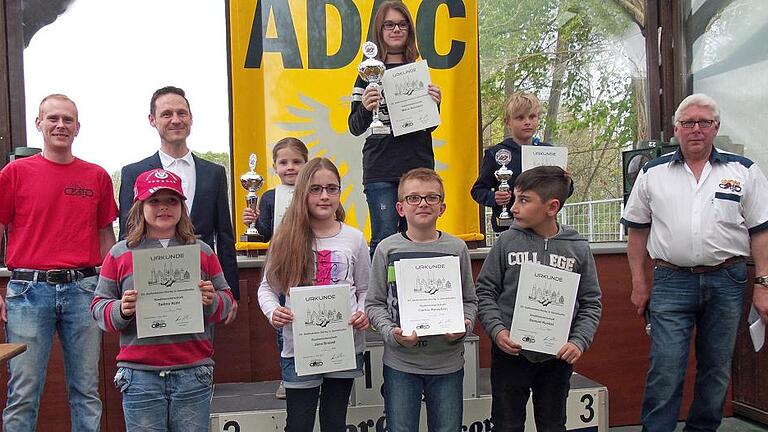 Siegerehrung beim 63. Seifenkistenderby für die Stadtmeisterschaft. Im Bild (hinten von links): Sarah Brandt, Marie Reinstein und Leander Schmincke; vorne: Selina Kühl, Jana Brandt, Carlos Reinstein und Samuel Kunkel. Mit im Bild: Rennleiter Marco Reinstein (links), MSVg-Vorsitzender Konrad Haub (rechts) sowie Bürgermeister und Schirmherr Thorsten Wozniak (Zweiter von links, hinten). Siegerehrung beim 63. Seifenkistenderby für die Stadtmeisterschaft. Im Bild (hinten von links): Sarah Brandt, Marie Reinstein und Leander Schmincke; vorne: Selina Kühl, Jana Brandt, Carlos Reinstein und Samuel Kunkel. Mit im Bild: Rennleiter Marco Reinstein (links), MSVg-Vorsitzender Konrad Haub (rechts) sowie Bürgermeister und Schirmherr Thorsten Wozniak (Zweiter von links, hinten).