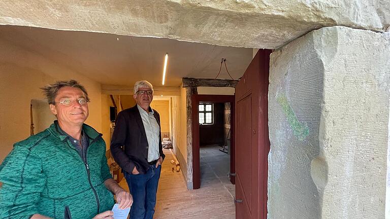 Am Türpfosten ist der Abdruck der Mesusa erhalten, einer Schriftkapsel, in der Thorazitate verwahrt wurden. Darauf weisen Restaurator Dieter Gottschalk (links) und Museumsleiter Herbert May hin.