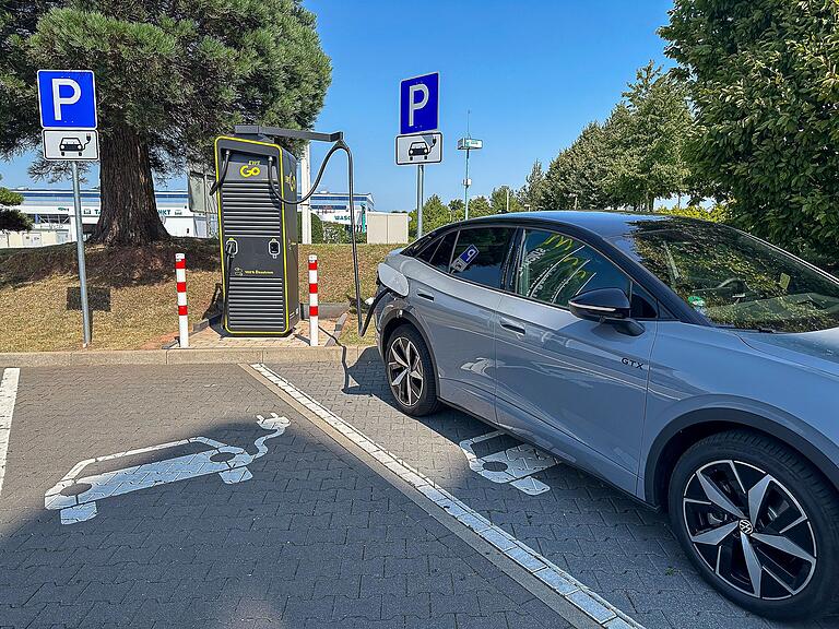 Ein 150 kW-Schnelllader lädt den Fahrzeugakku je nach Ladestand in 20 bis 35 Minuten wieder voll. Ein 150 kW-Schnelllader lädt den Fahrzeugakku je nach Ladestand in 20 bis 35 Minuten wieder voll.