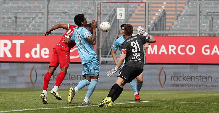 Das 1:0 für die Würzburger Kickers: Saliou Sane köpft gegen Ikenna Ezeala (Mitte) und Torhüter Sebastian Kolbe zur Führung für die Gastgeber ein. Das 1:0 für die Würzburger Kickers: Saliou Sane köpft gegen Ikenna Ezeala (Mitte) und Torhüter Sebastian Kolbe zur Führung für die Gastgeber ein.