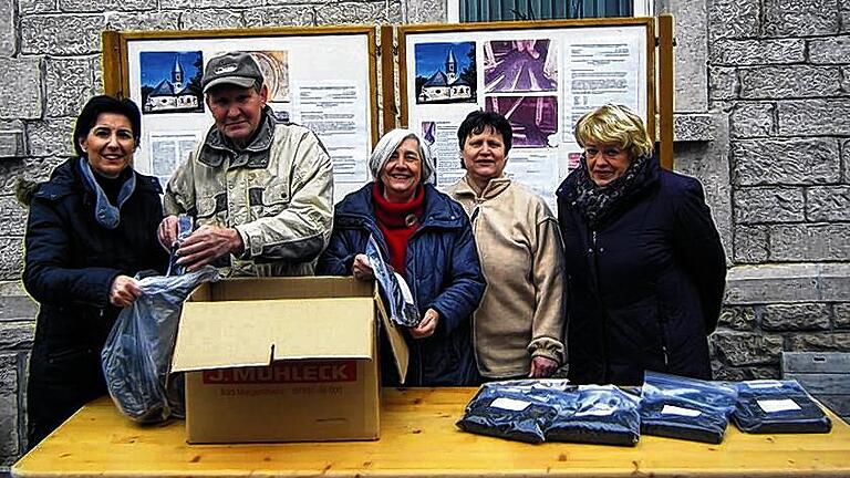 Exkremente in Tüten: Christine Gerstner, Alois Reinhart, Resi Knapp, Adelheid Bamberger und Nora Keller beim Verkauf des Fledermaus-Düngers im Hof der Brennerei Bamberger in Grünsfeld.